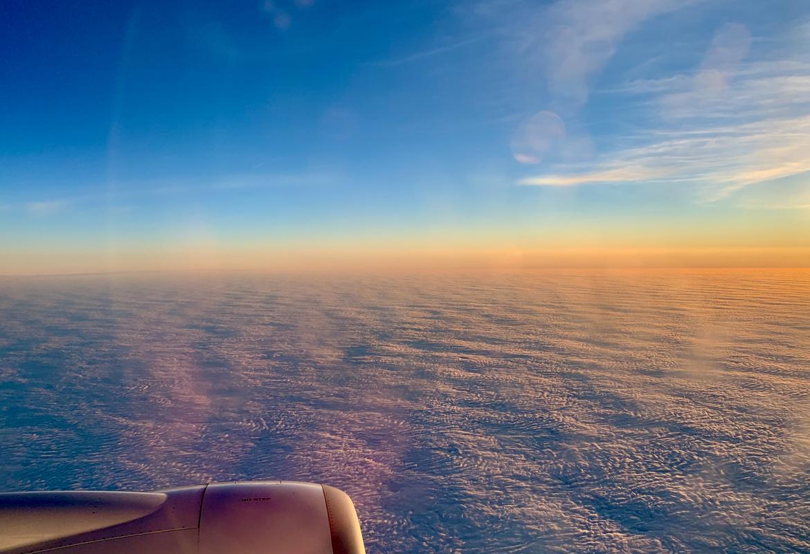 Двигатель самолёта на фоне красивого неба